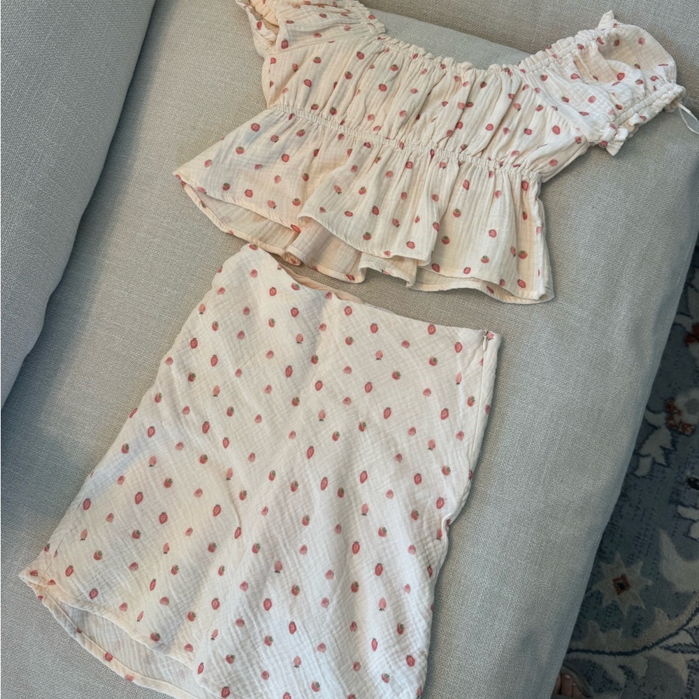 Le Lis Set Strawberry Mini Skirt & Ruffle Top - Picture 5 of 6